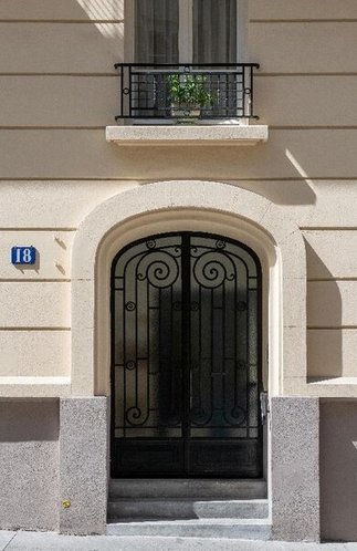 immeuble-patrimonial-Paris-en-démembrement-temporaire-porte-façade-TPCconseil-Biarritz
